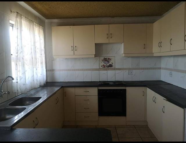 3 BEDROOM HOUSE FOR SALE IN UMLAZI BB